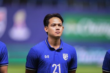 Pathumthani - Tayland, 31 Mayıs 2022: Tayland ile Tayland arasındaki dostluk maçı sırasında Tayland 'ın Bg Stadyumu' nda oynanan Peerapat Notechaiya # 21