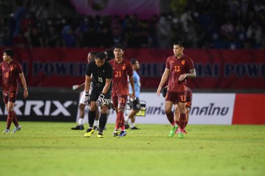 Chiangmai, Tayland - 25 Eylül 2022: Tayland Krallar Kupası sırasında 700 yıllık stadyumda Malezya 'ya karşı oynayanlar