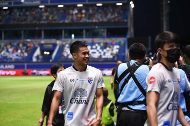 Pathumthani - Tayland, 31 Mayıs 2022: Tayland ile Tayland arasındaki dostluk maçı sırasında Tayland 'daki Bg Stadyumu' nda oynanan Chayawat Srinawong # 30 Tayland Oyuncusu