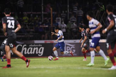 BANGPLEE, SAMUTPRAKAN, THAILAND-10 Kasım 2021: Samutprakan şehri ile Tayland samutprakan Stadyumu 'nda birleşmiş Muangthong maçı sırasında Samutprakan şehri arasında samutprakan şehri oyuncusu
