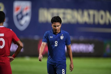 Pathumthani - Tayland 31 Mayıs 2022: Tayland ile Tayland arasındaki dostluk maçı sırasında Tayland 'ın Bg Stadyumu, Tayland' da oynanan maçta Thitiphan Puangjan # 8