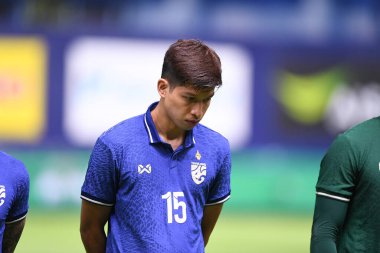 Pathumthani - Tayland, 31 Mayıs 2022: Tayland ile Tayland arasındaki dostluk maçı sırasında Tayland 'ın Bg Stadyumu' nda oynanan Tanaboon Kesarat # 15 Tayland Oyuncusu