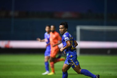 THANABURI, PATHUMTHANI, THAILAND - 6 Kasım 2021: Santiphap kanalı # 23 bg pathum oyuncusu bgpu ile Tayland 'ın başkenti Leo Stadyumu' nda defnedilmesi arasındaki maçta