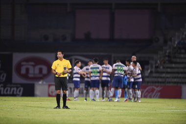 BANGPLEE, SAMUTPRAKAN, THAILAND-10 Kasım 2021: Samutprakan şehri ile Tayland samutprakan Stadyumu 'nda birleşmiş Muangthong maçı sırasında Samutprakan şehri arasında samutprakan şehri oyuncusu