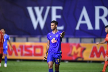 THANABURI, PATHUMTHANI, THAILAND - 6 Kasım 2021: İrfan fandi # 17 bg pathum oyuncusu BGPu 'nun Leo Stadyumu, Tayland' da defnedilmesine karşı oynadığı maçta