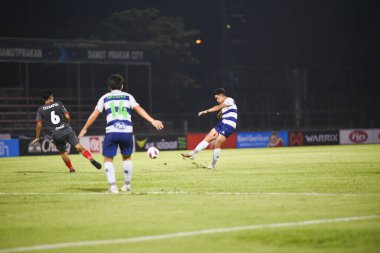 BANGPLEE, SAMUTPRAKAN, THAILAND-10 Kasım 2021: Samutprakan şehri ile Tayland samutprakan Stadyumu 'nda birleşmiş Muangthong maçı sırasında Samutprakan şehri arasında samutprakan şehri oyuncusu