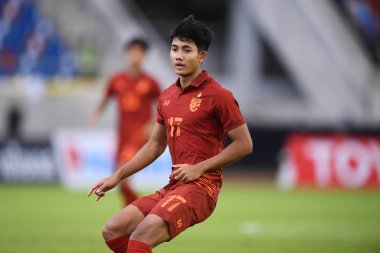 Chiangmai, Tayland - 25 Eylül 2022: Suphanat Mueanta # 17 Tayland Oyuncusu Tayland Krallar Kupası sırasında 700 yıllık stadyumda Malezya 'ya karşı savaşıyor  