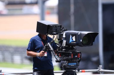 Buriram, Tayland - 2 Ekim 2022: Motogp thailand 2022 'de Chang Uluslararası Pisti' nde canlı yayın için kameraman
