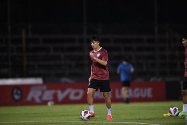 Bangplee-Samutprakan-10NOV2021: Samutprakan şehri ile Tayland 'daki samutprakan Stadyumu' nda birleşen Muangthong maçı sırasında Samutprakan şehri arasında samutprakan şehri oyuncusu