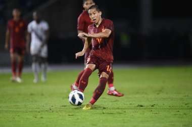 Chiangmai, Tayland - 25 Eylül 2022: Patompon Charoenrattanapirom # 14 Tayland Kupası 'nda Tayland ile Malezya arasında 700 yıllık stadyumda oynanan karşılaşma sırasında 