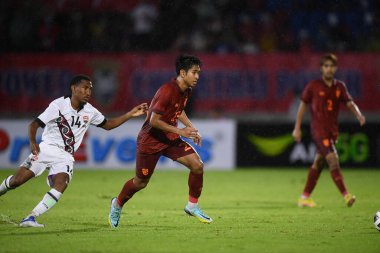 Chiangmai, Tayland - 25 Eylül 2022: Channarong Promsrikaew # 23 Tayland Kupası sırasında 700 yıllık stadyumda Malezya 'ya karşı oynandı. 