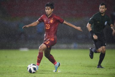 Chiangmai, Tayland - 25 Eylül 2022: Channarong Promsrikaew # 23 Tayland Kupası sırasında 700 yıllık stadyumda Malezya 'ya karşı oynandı. 