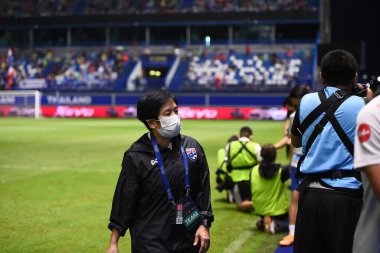 Pathumthani - Tayland - 31 Mayıs 2022: Tayland 'ın Bahreyn Stadyumu' nda oynanan dostluk maçı sırasında Nungruthai Srathongvien yardımcı antrenörü