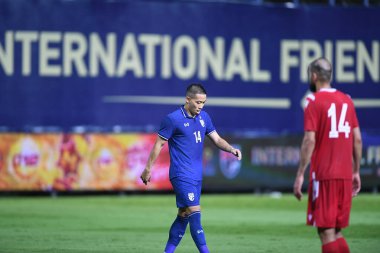 Pathumthani - Tayland - 31 Mayıs 2022: Tayland ile Tayland arasındaki dostluk maçı sırasında Tayland 'ın Bg Stadyumu' nda Bahreyn 'e karşı Patompon Charoenrattanapirom # 14 Tayland Oyuncusu