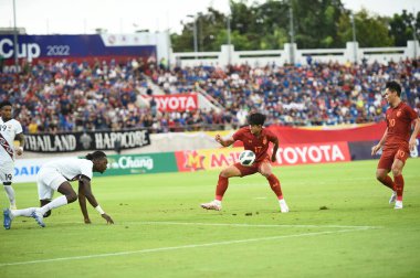 Chiangmai, Tayland - 25 Eylül 2022: Suphanat Mueanta # 17 Tayland Oyuncusu Tayland Krallar Kupası sırasında 700 yıllık stadyumda Malezya 'ya karşı savaşıyor  