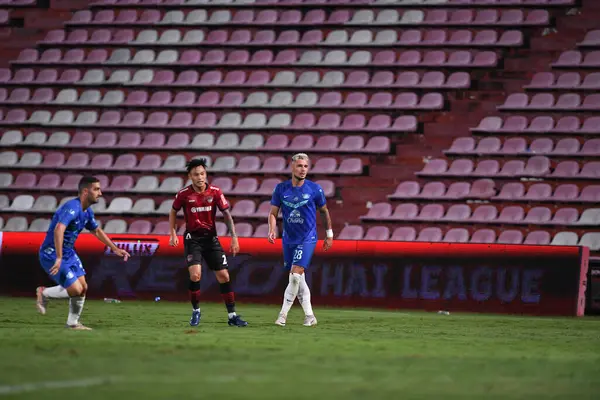 Nonthaburi-thailand-12SEP2021-DENNIS MURILO SKRZYPIEC # 28 numara 2021 yılındaki muangthong maçında Thunderdome Stadyumu, Tayland 'daki Chonburi Fc' e karşı savaşıyor.