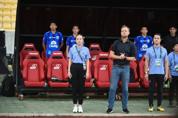 Chiangmai - Tayland, 25 Eylül 2022: Tayland 'da Tayland' a karşı 700 yıllık stadyum, Tayland 'da oynanan Kral Kupası sırasında Nuanpan lamsam teknik direktörü