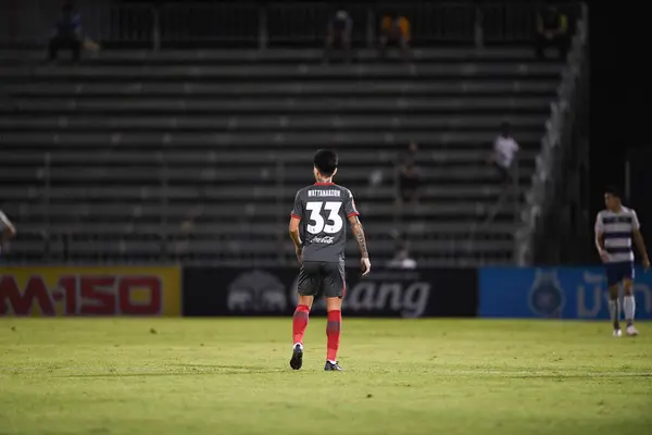 BANGPLEE, SAMUTPRAKAN, THAILAND-10 NOVEMBER 2021: Wattanakorn Sawadlakorn # 33 Muangthong Oyuncusunu Samutprakan şehri ile Tayland samutprakan Stadyumu 'nda birleşen Muangthong arasındaki 2021 yarışı sırasında gördü.