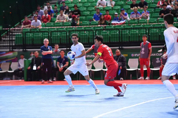 Bangkok, Tayland - 28 Nisan 2024: Jirawat Sornwichian # 6 Tayland Oyuncusu 2024 Asya Kupası sırasında Tayland 'ın Bangkok Arena kentinde oynanan maçta