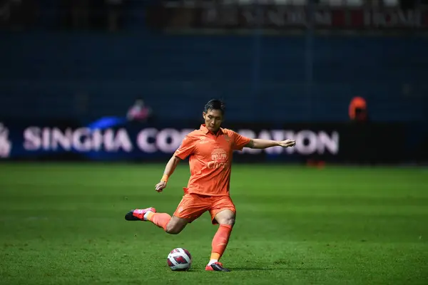 THanyaburi, PATHUMTHANI, THAILAND - 6 Kasım 2021: Chitipat tanklang # 14 gömme sanatçısı bgpu ile Tayland 'daki Leo Stadyumu' nda defnedilmeye karşı bgpu 2021 'de bir araya geldi.