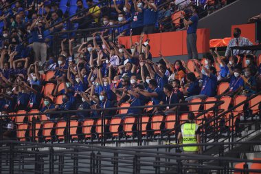 Sisaket, Tayland - 27 Mayıs 2022: Tayland 'ın Tayland ile Tayland arasındaki dostluk maçı sırasında Tayland' ın Tayland 'daki Sisaket Premience Stadyumu' nda Türkmenistan 'a karşı oynanan İnsan Dalgası