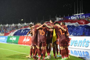 Chiangmai - Tayland, 25 Eylül 2022: Tayland Millî Futbol Takımı, Tayland 'daki 700 yıllık stadyumdaki Malezya maçında oynadığı gol için tebrik eder.