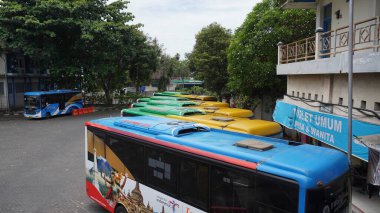 Şehirlerarası otobüsler Giwangan Terminali 'nde yolcu beklemeyi, açık renkli toplu taşımacılığı durdurdu. Yogyakarta, Endonezya 5 Mart 2023