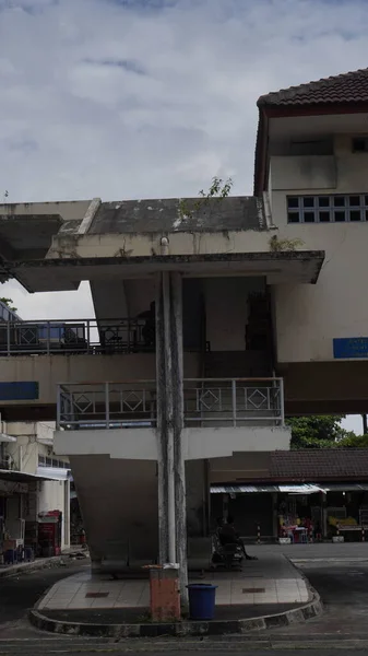 Bangunan Lantai Bagian Dari Terminal Bus Giwangan Dua Penumpang Duduk — Stok Foto