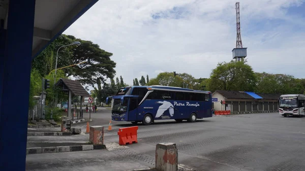 Bus Antarprovinsi Berhenti Menunggu Penumpang Terminal Giwangan Angkutan Umum Dengan — Stok Foto