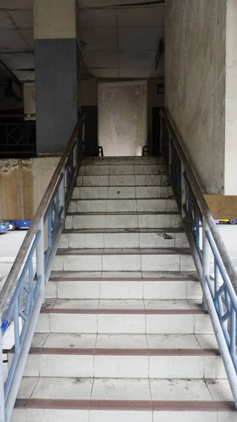 Lépcső Vaskorláttal Poros Koszos Giwangan Terminálnál Yogyakarta Indonézia 2023 Március — Stock Fotó