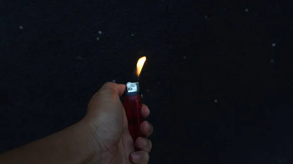 Linkerhand Met Een Aansteker Met Gele Aansteker Met Brandende Vlam — Stockfoto