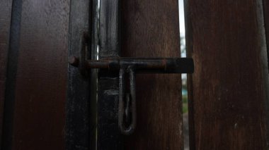 Ahşap ve demir kapı kombinasyonu, ahşap ve demir kapının bir kombinasyonudur ve iki malzeme olan ahşap ve demirden oluşur. Kapının ahşap kısmı profesyonel.