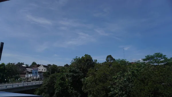 山の景色日中は澄んだ青い空高密度の木 — ストック写真
