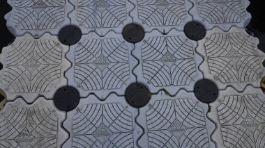 Gölde yüzen plastik yol 