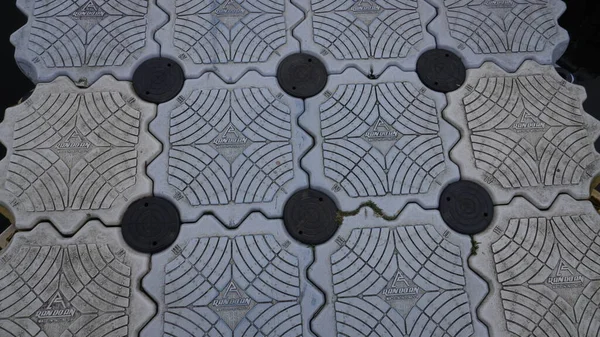 Gölde yüzen plastik yol 