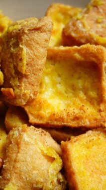 Altın kaplamalı kızarmış soya peynirinin yakın çekimi.