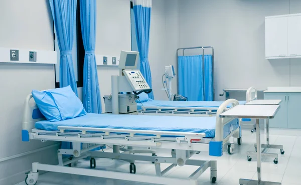 Yataklı ve hastanedeki tıbbi donanımlı tedavi odası.