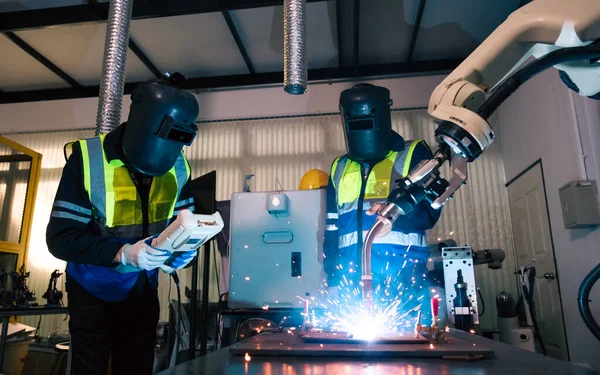 Multirasial Teknik Tachnicial Pelatihan Dengan Robot Mesin Lengan Pabrik Mesin — Stok Foto