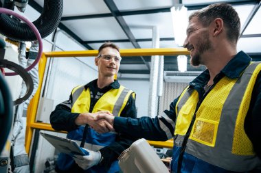 Robot makine atölyesinde robot kol makinesi eğitimi alan çok ırklı taşikardi mühendisi..