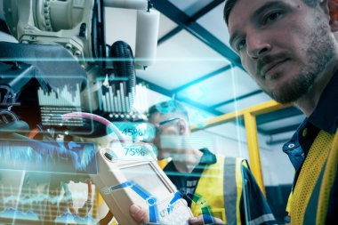 Robot makine atölyesinde robot kol makinesi eğitimi alan çok ırklı teknisyen mühendisi..