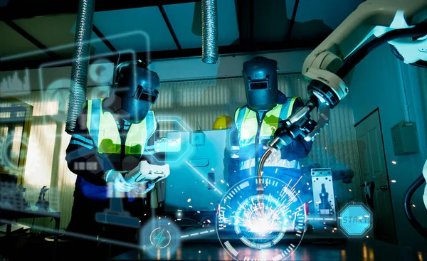 Навчання Багаторасового Інженера Техніка Роботом Ручної Машини Майстерні Робототехнічного Заводу — стокове фото