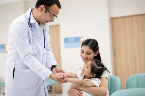 Γιατρός Κράτησε Χέρι Της Νεαρής Ασθενούς Και Μητέρα Χαμογέλασε Και — Φωτογραφία Αρχείου