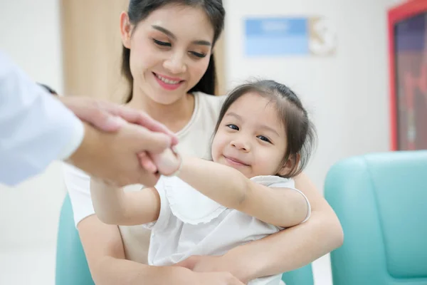 Dottore Strinse Mano Alla Giovane Paziente Madre Sorrise Incoraggiò — Foto Stock