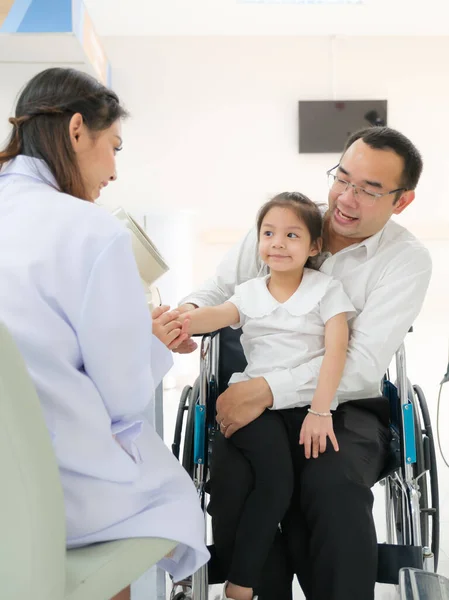 Junge Ärztin Untersucht Alte Patientin Und Ihre Familie Rollstuhl — Stockfoto