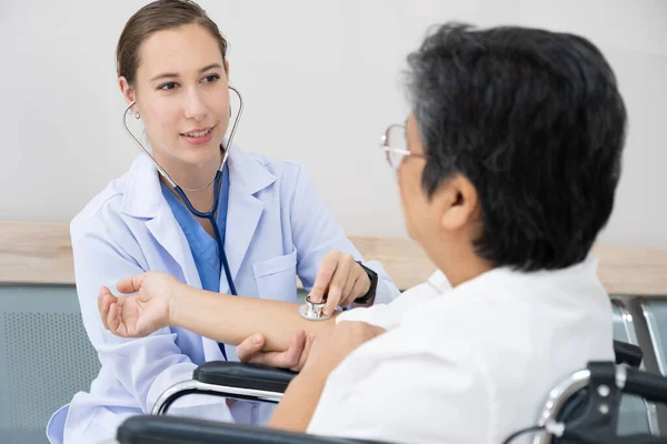 Young Female Doctor Health Examination Old Female Patient Sitting Wheelchair — Foto Stock
