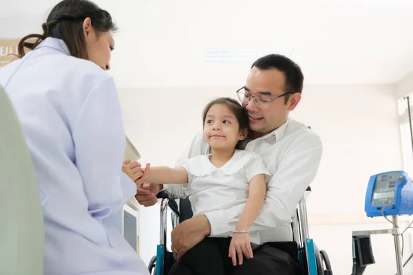 Junge Ärztin Untersucht Alte Patientin Und Ihre Familie Rollstuhl — Stockfoto