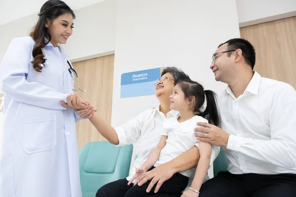 Giovane Medico Donna Visita Salute Vecchia Paziente Femminile Sua Famiglia — Foto Stock