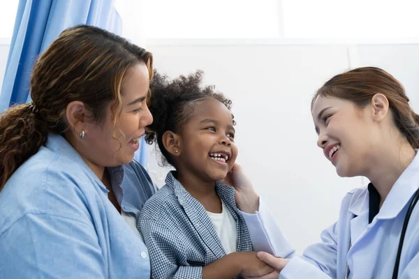 Jeune Femme Médecin Examen Santé Pour Enfant Patient Hôpital — Photo