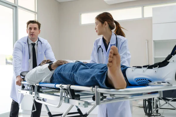 Lékaři Vyšetřují Černého Pacienta Který Měl Nehodu Zlomenou Nohou Doprovázenou — Stock fotografie