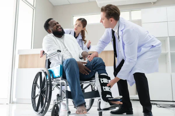 Doctors Examines Black Patient Who Has Had Accident Broken Leg — Stock Photo, Image